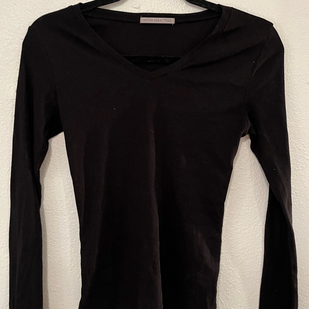 Long sleeved basic black top